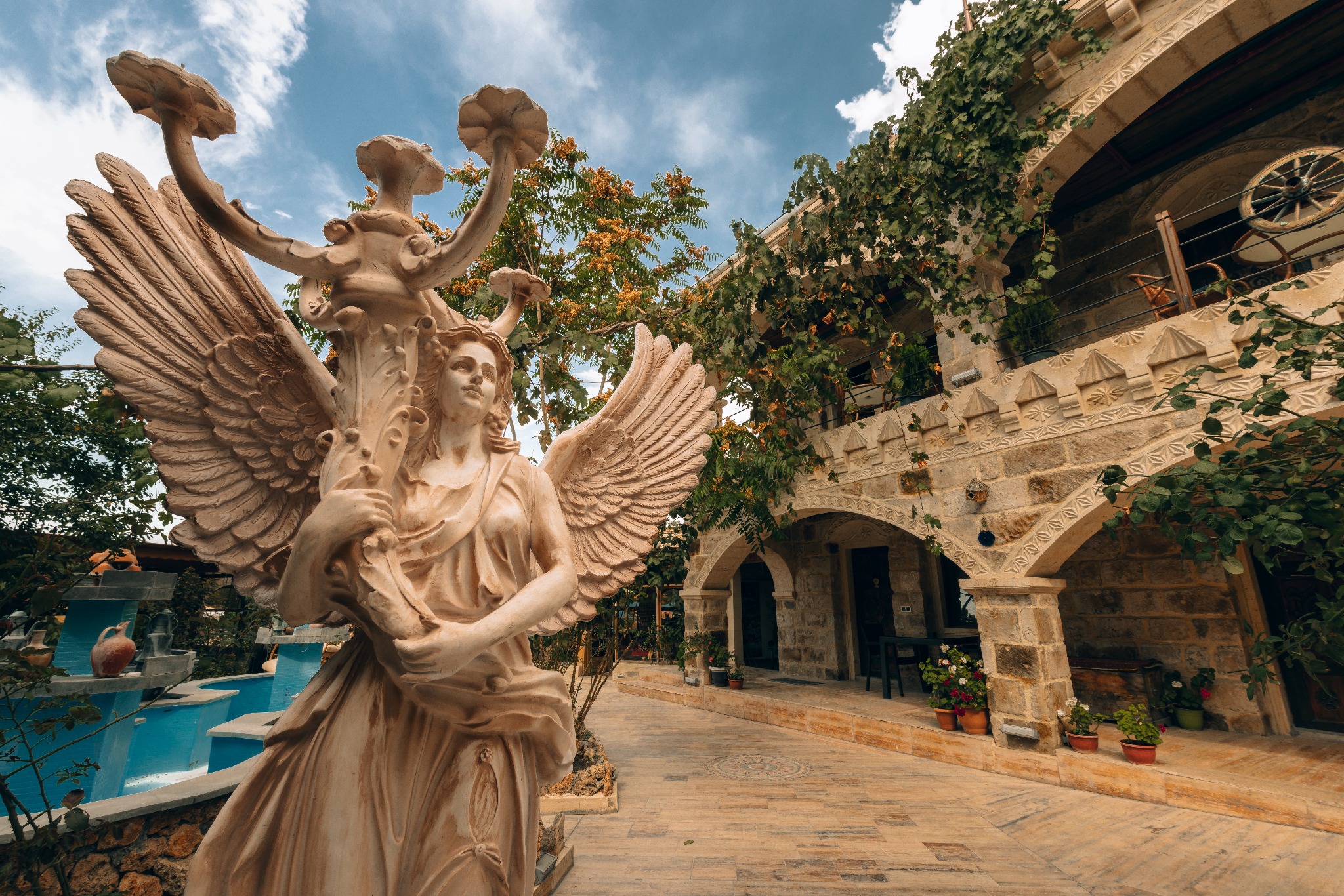 Kapadokya otel avlusu ve konaklama deneyimini gösteren fotoğraf