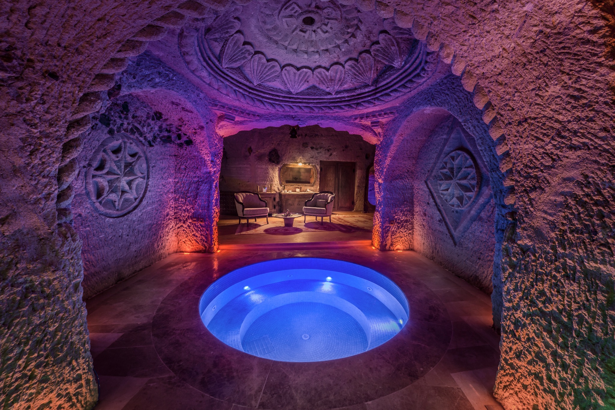 Kapadokya mağara otelinde mor ve mavi ışıklı spa havuzu