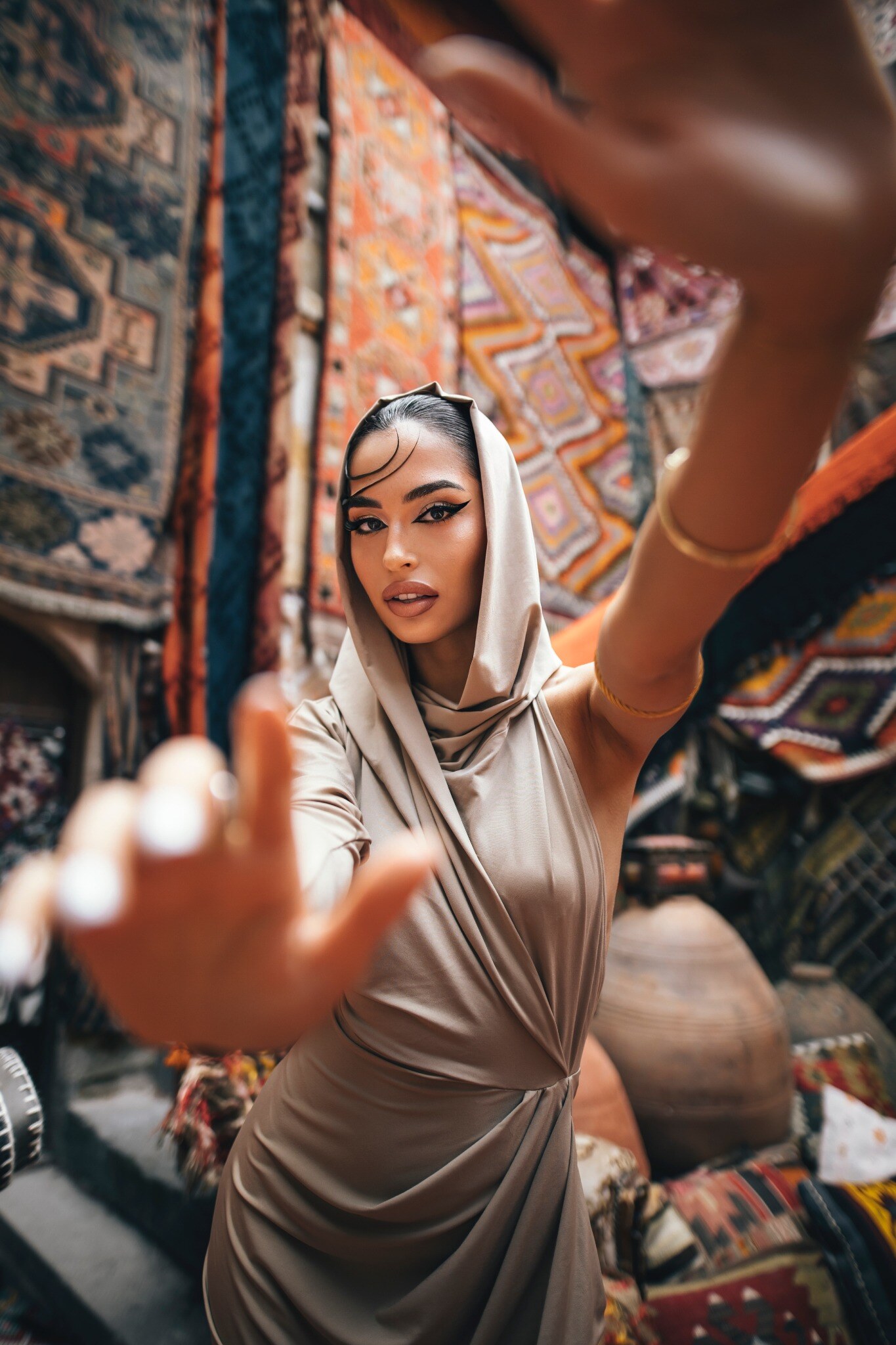 El dokuması halılar arasında yaratıcı moda ve marka editorial çekimi