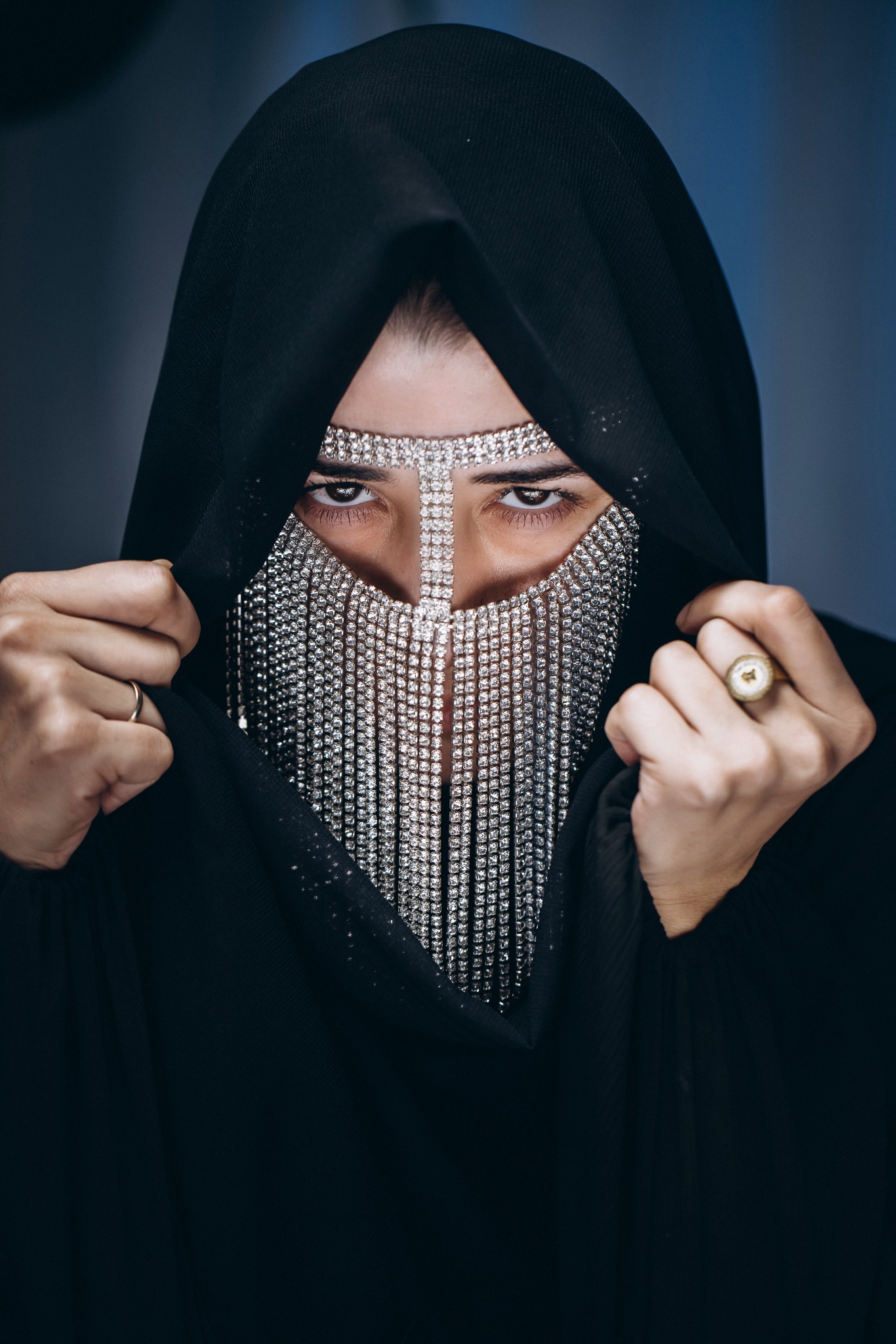 Siyah styling ve taşlı yüz aksesuarıyla çekilmiş güçlü moda portresi
