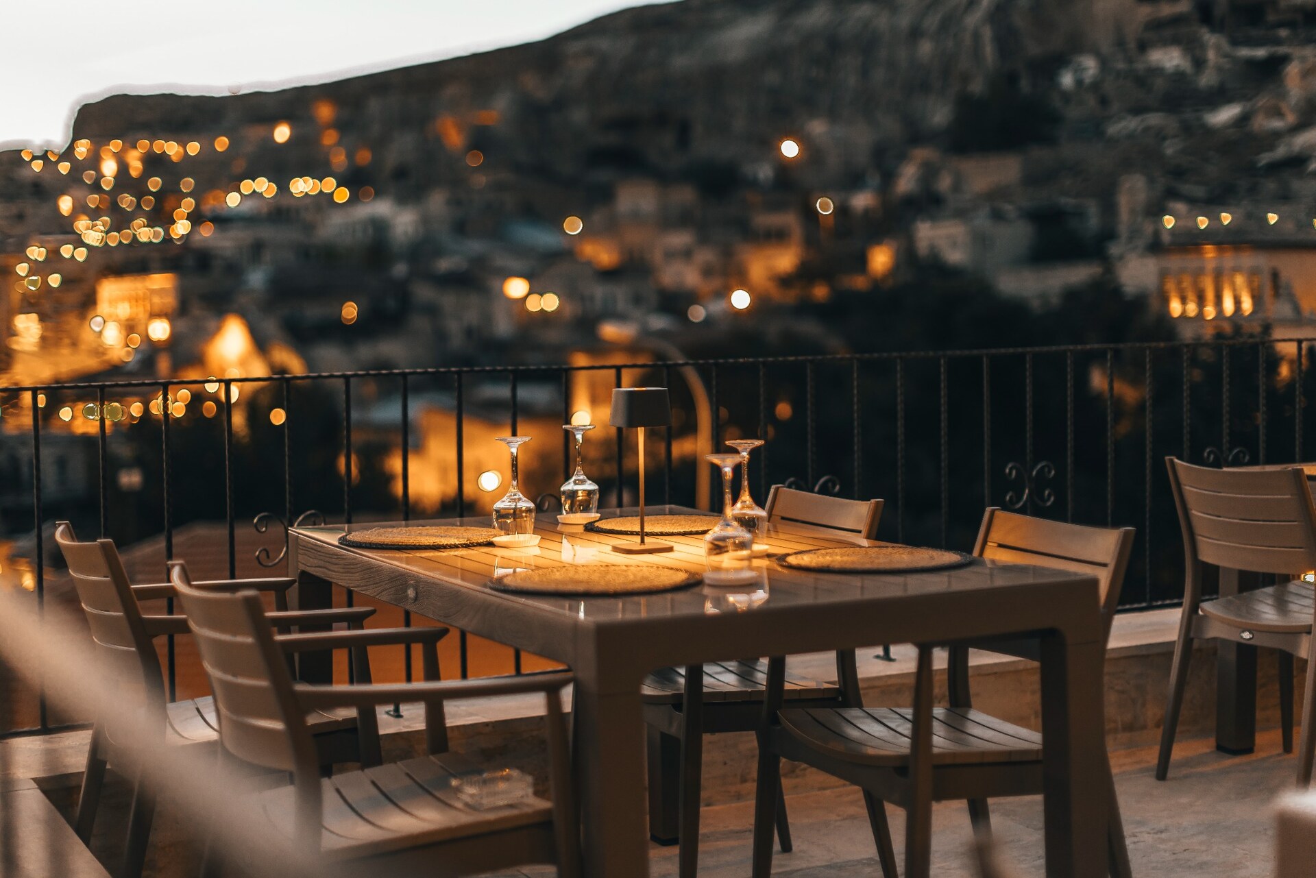 Kapadokya manzaralı otel restoranı terasında akşam masa düzeni