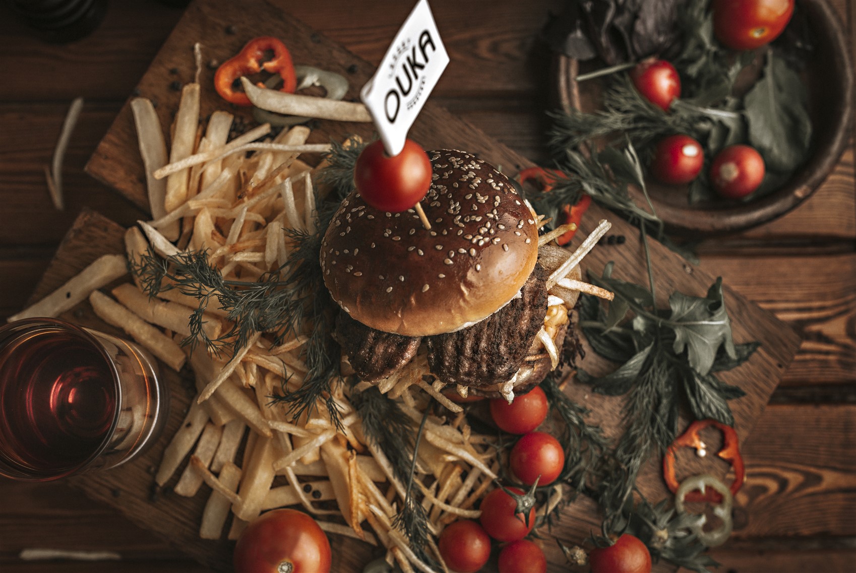 Burger, patates ve sebzelerle hazırlanmış profesyonel restoran menü fotoğrafı