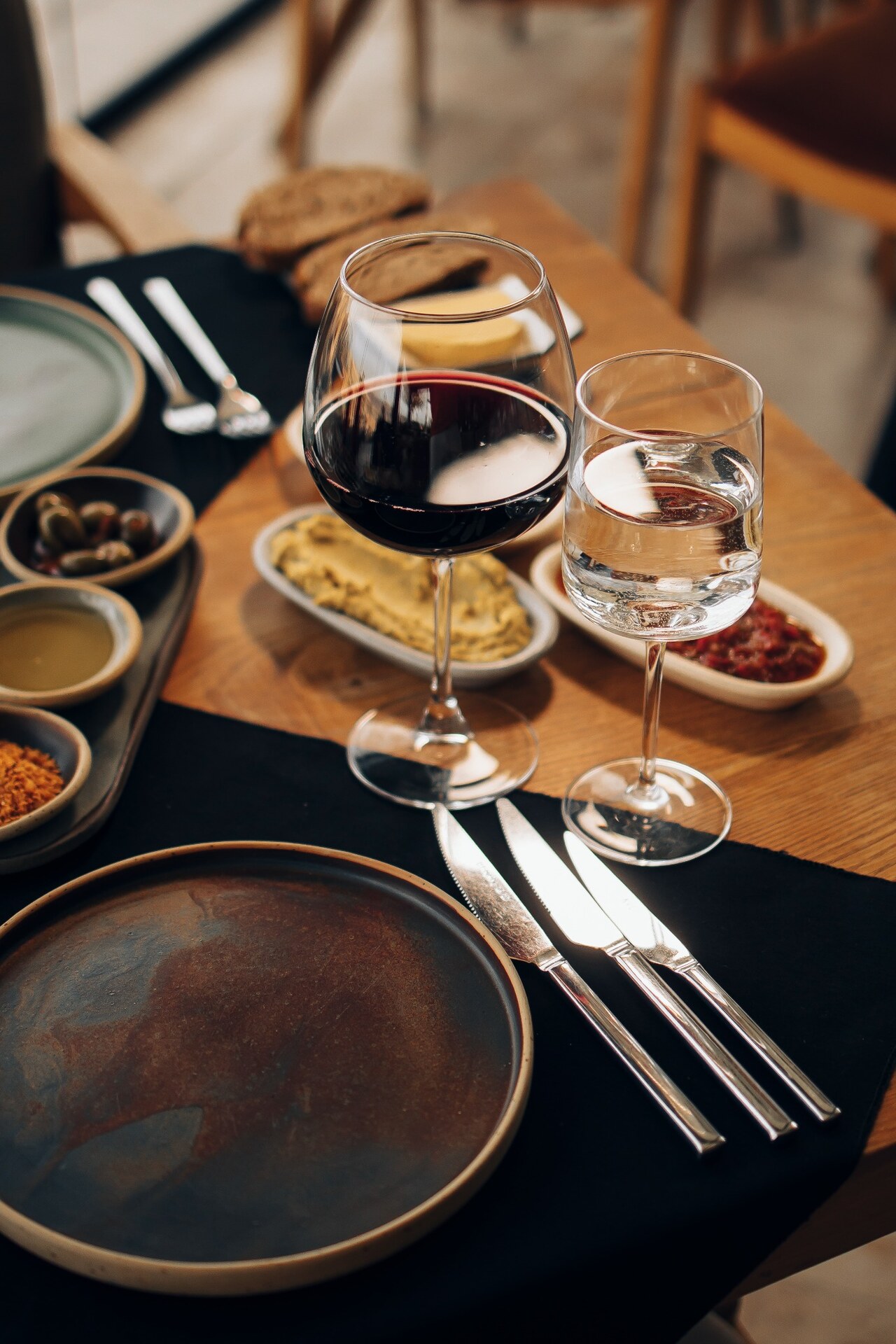 Restoran masasında şarap kadehi, su bardağı ve servis düzeni